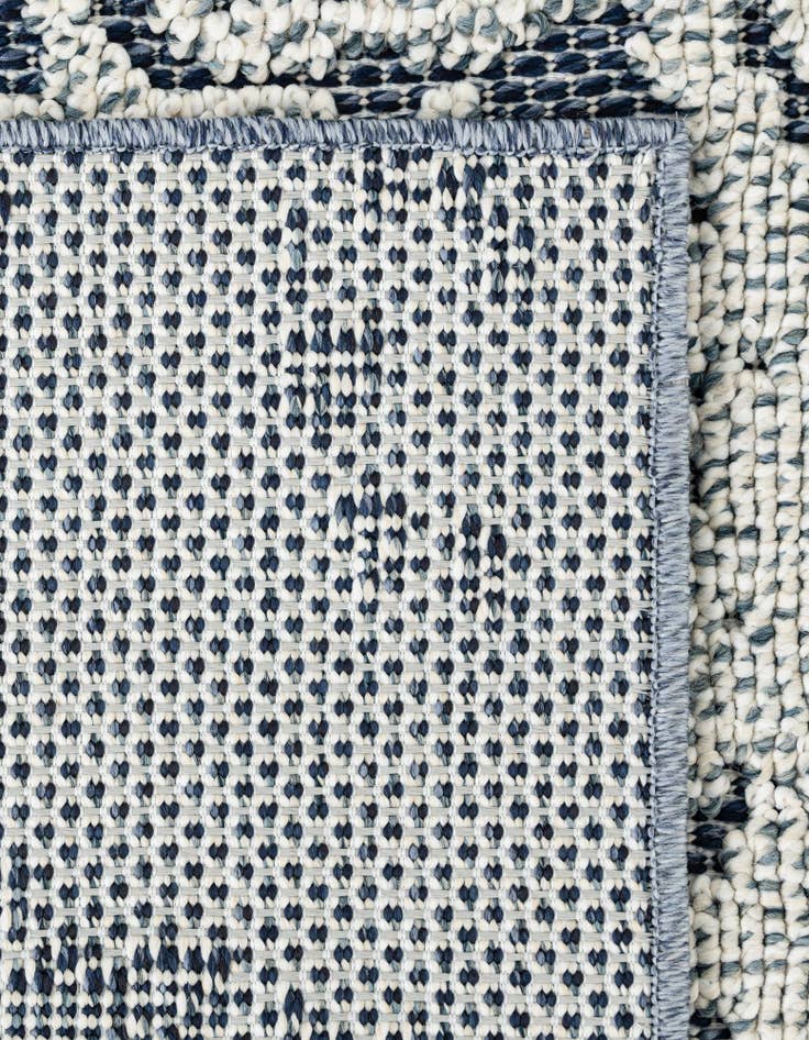 Detail image of 5' 3 x 8' Easy-Clean Traditional Indoor / Outdoor Rug