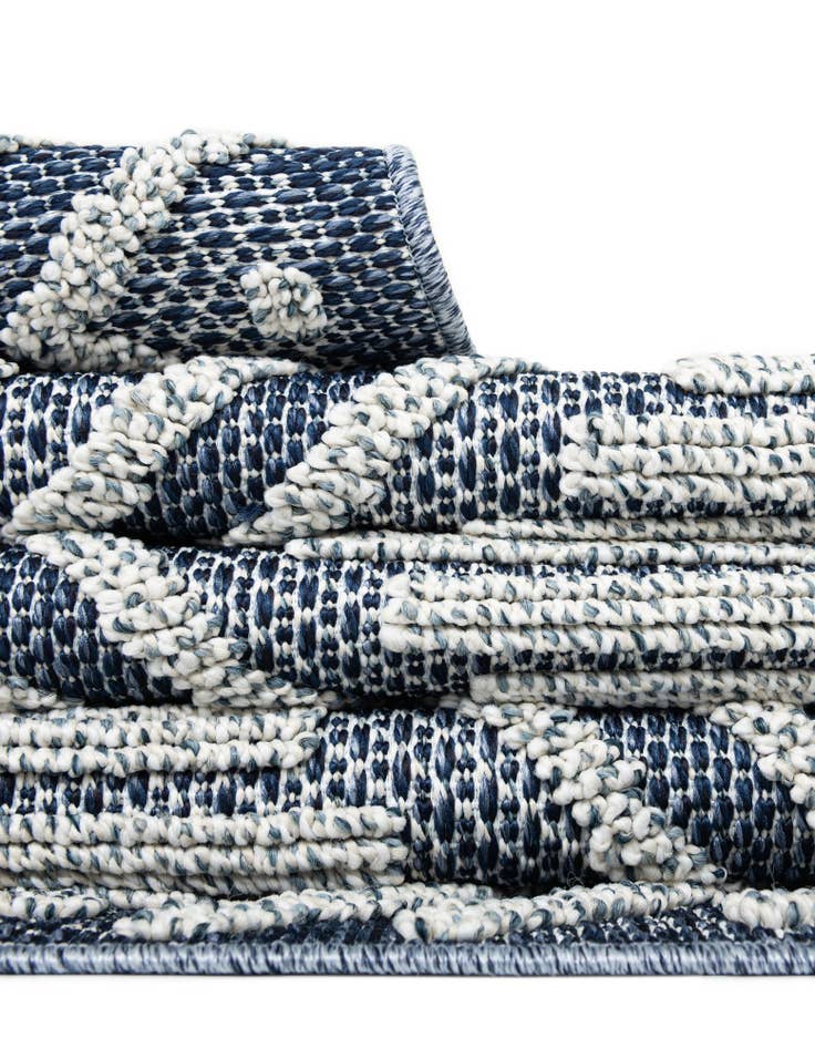 Detail image of 9' x 12' Easy-Clean Trellis Indoor / Outdoor Rug