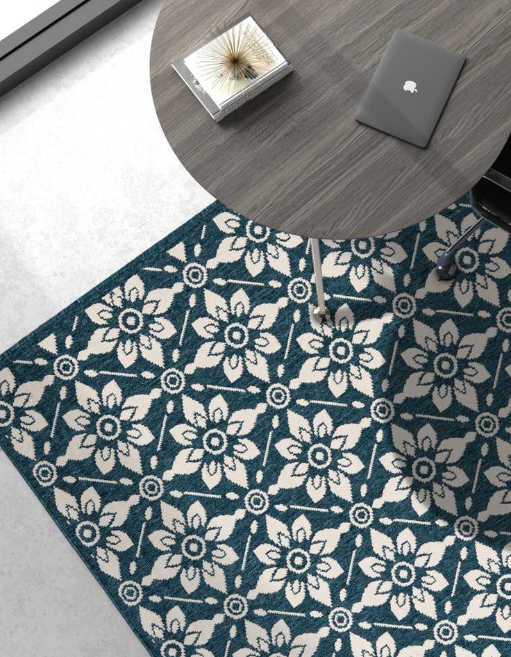 Detail image of 7' 10 x 10'  Washable Trellis Indoor / Outdoor Rug