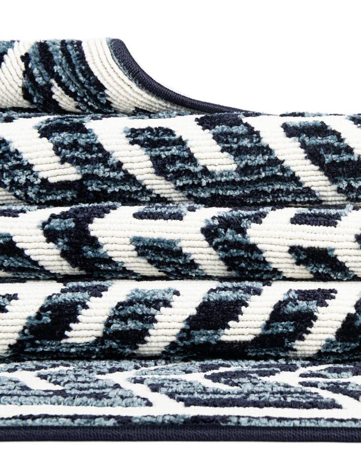 Detail image of 5' x 8' Easy-Clean Sabrina Soto Aston Indoor / Outdoor Rug