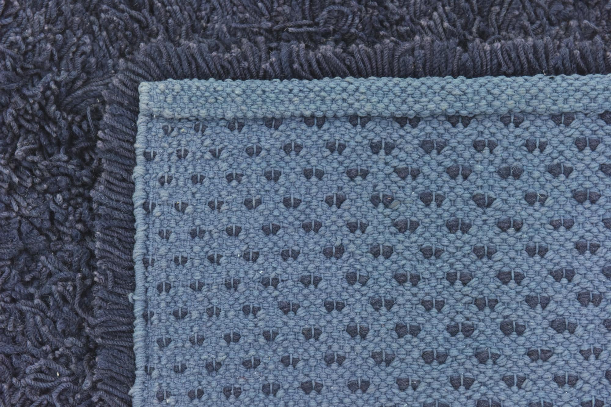4' 8 x 6' 4 Solid Shag Rug