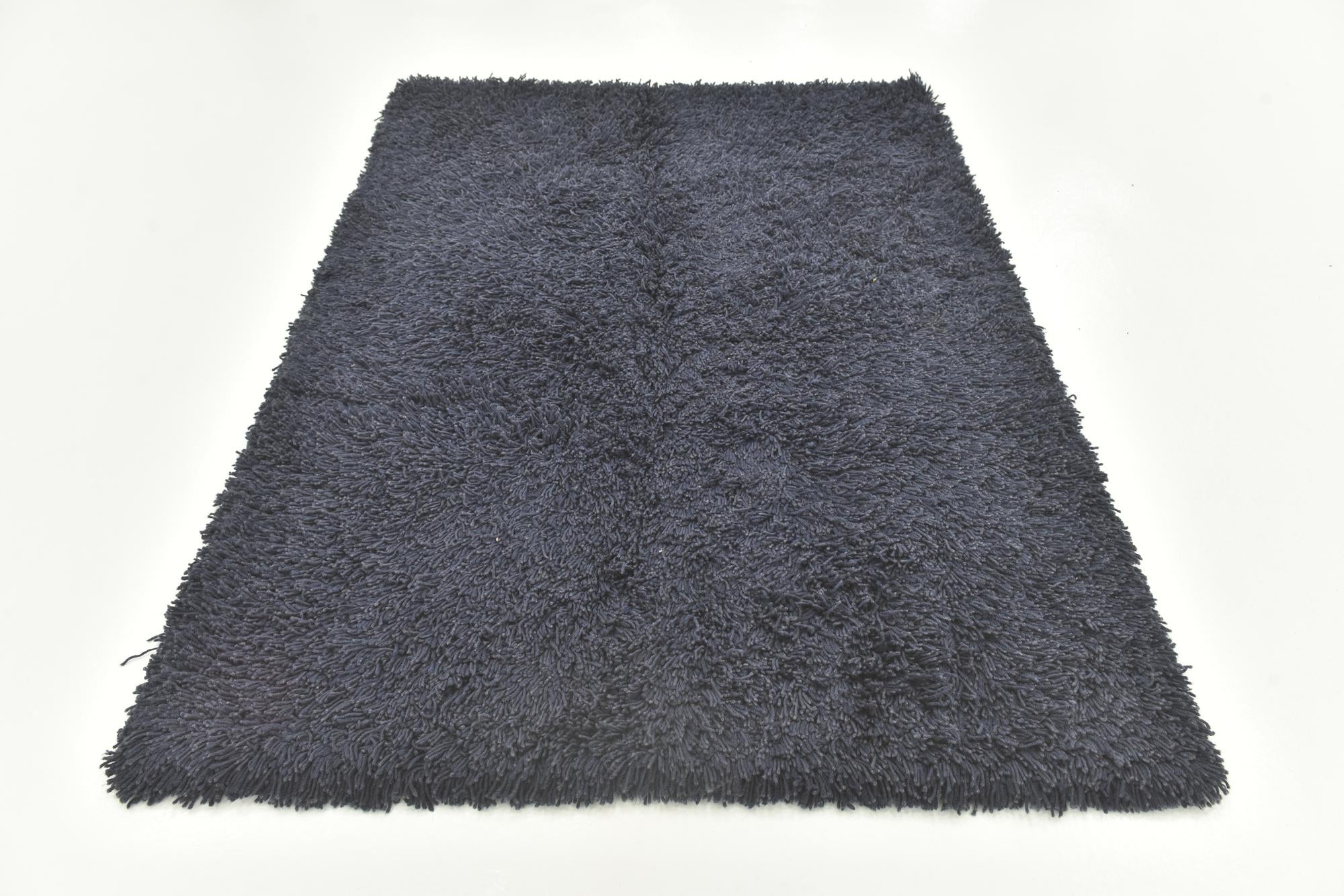 4' 8 x 6' 4 Solid Shag Rug