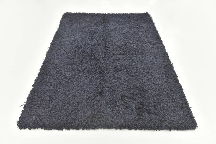 Detail image of 4' 8 x 6' 4 Solid Shag Rug