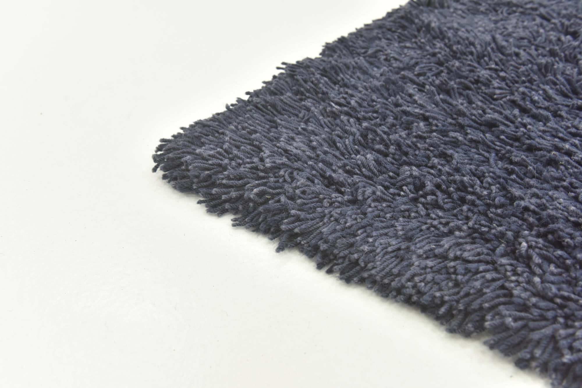 4' 8 x 6' 4 Solid Shag Rug
