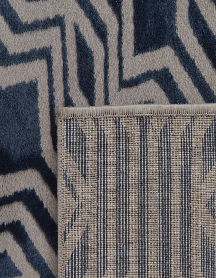 Detail image of 5' 3 x 7' 7 Vince Camuto Rug