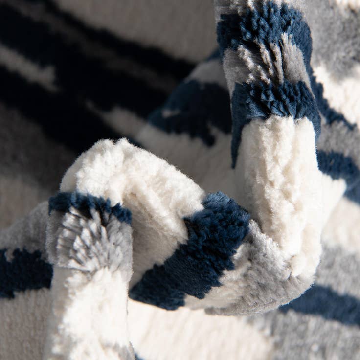 Detail image of 7' 10 x 10' Vince Camuto Rug