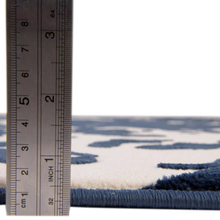 Detail image of 4' x 6' Vince Camuto Rug