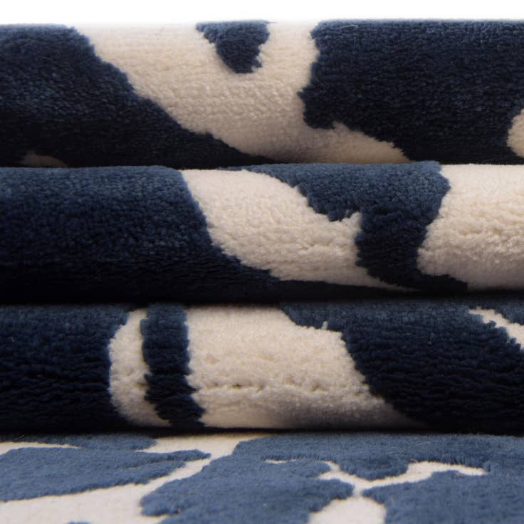 Detail image of 4' x 6' Vince Camuto Rug