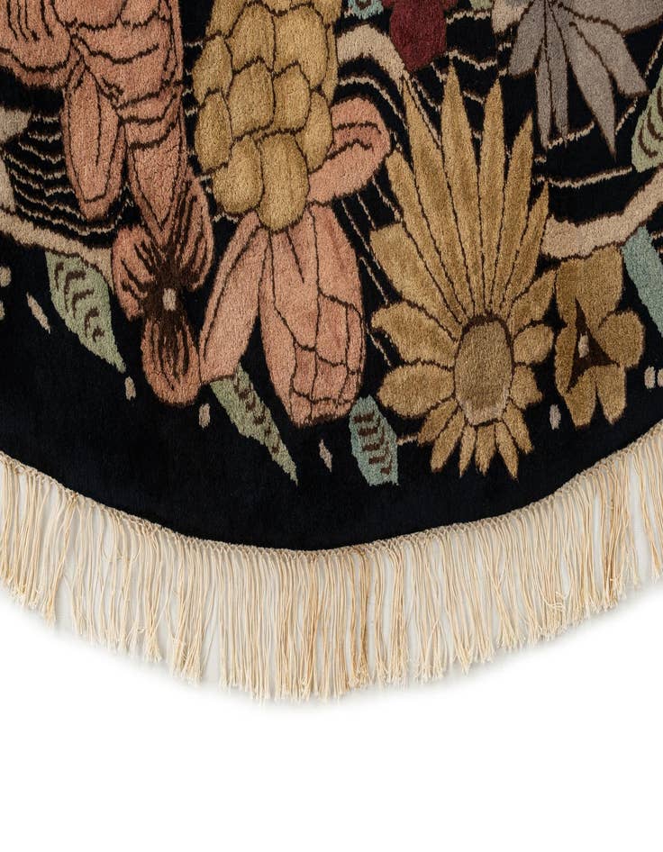 Detail image of 7' 9 x 7' 9 Agra Wool Round Rug