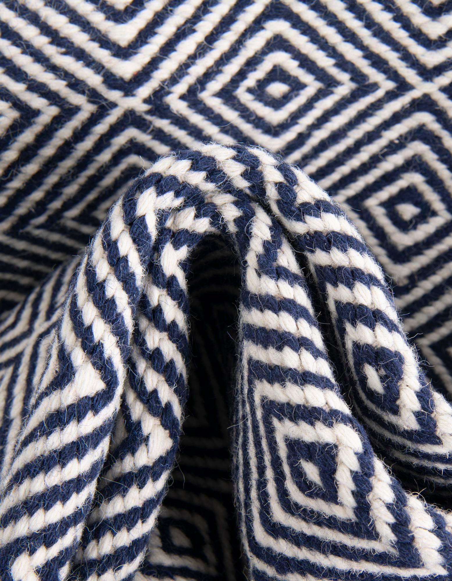 4' 1 x 4' 1 Hand Woven Geo Trellis Flatweave Round Rug