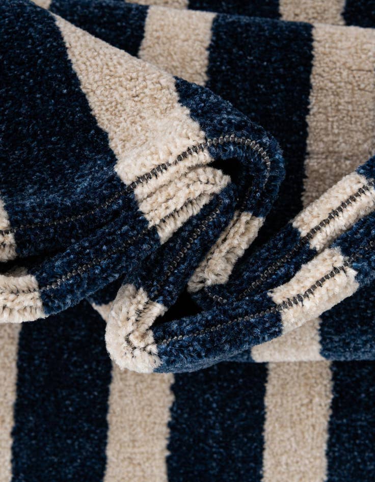 Detail image of 6' x 6' Greek Key Round Rug