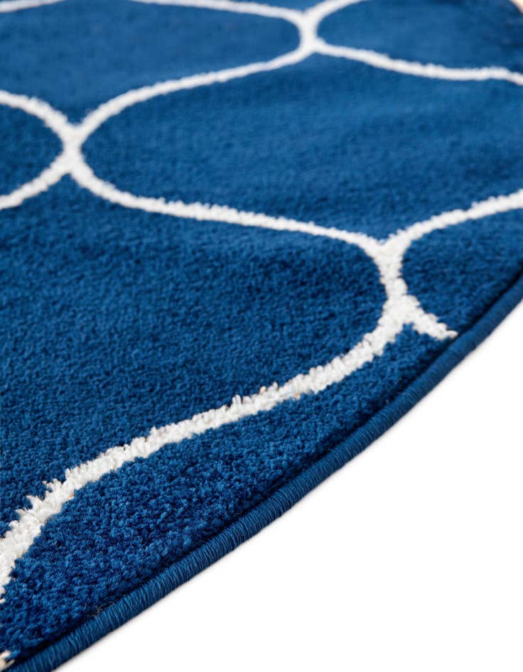 Detail image of 7' 10 x 7' 10 Lattice Frieze Round Rug