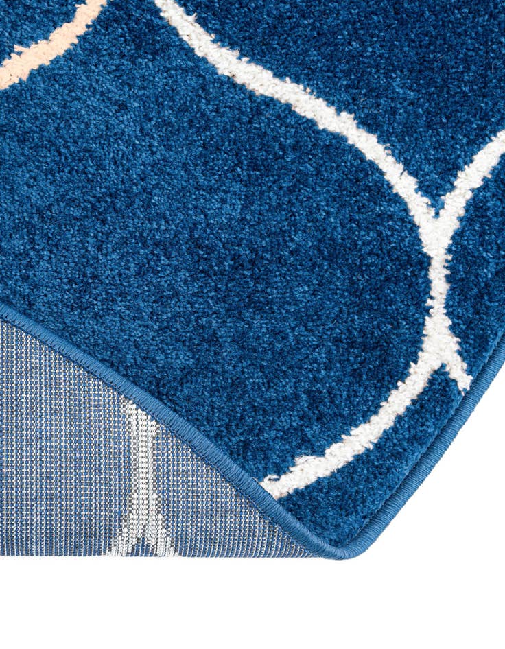 Detail image of 7' 10 x 7' 10 Lattice Frieze Round Rug