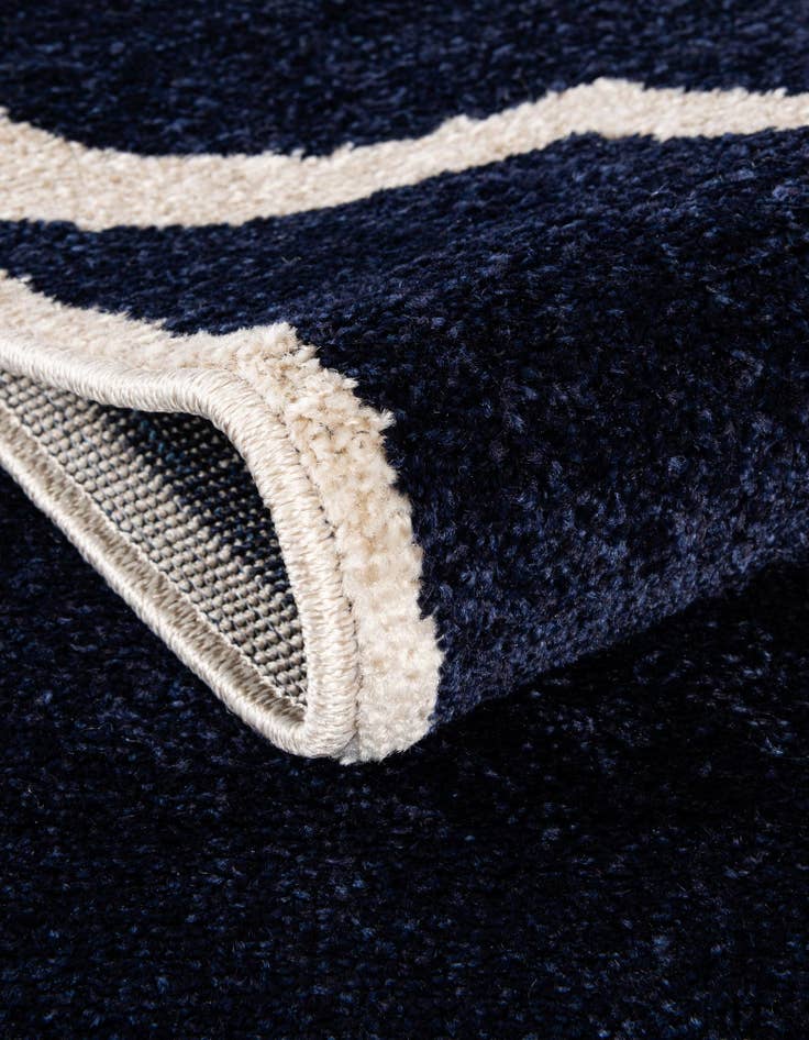 Detail image of 7' 10 x 7' 10 Lattice Round Rug