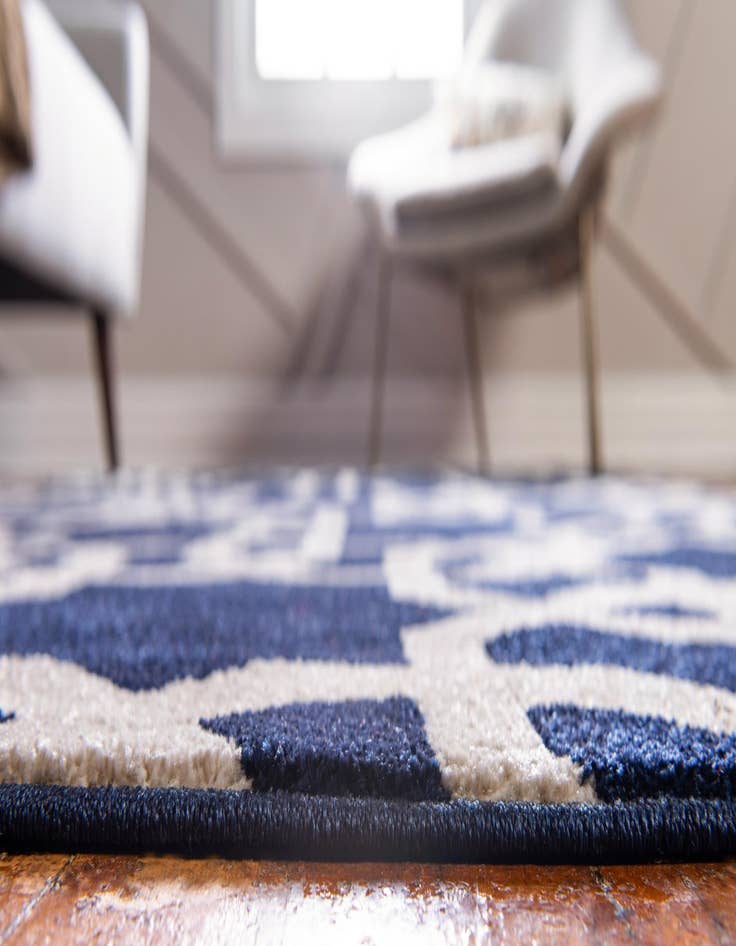 Detail image of 6' x 6' Lattice Round Rug