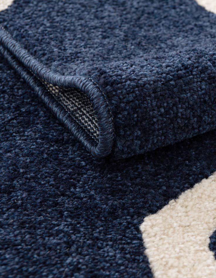 Detail image of 7' 10 x 7' 10 Lattice Round Rug