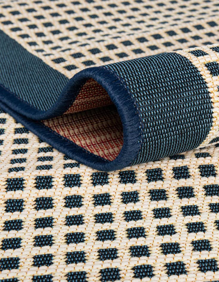 Detail image of 7' 10 x 7' 10 Easy-Clean Border Indoor / Outdoor Round Rug
