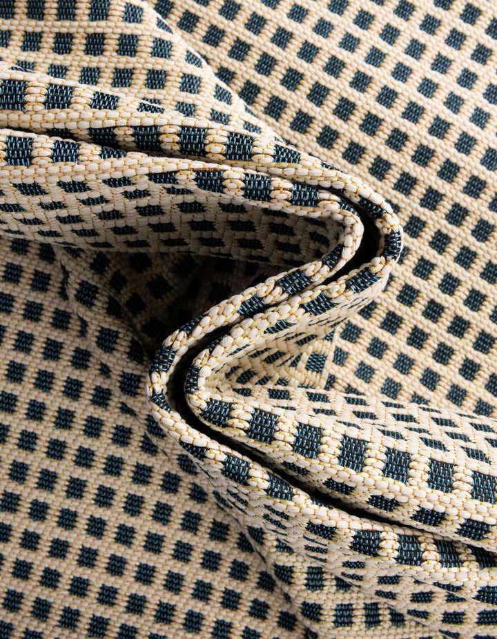 7' 10 x 7' 10 Easy-Clean Border Indoor / Outdoor Round Rug