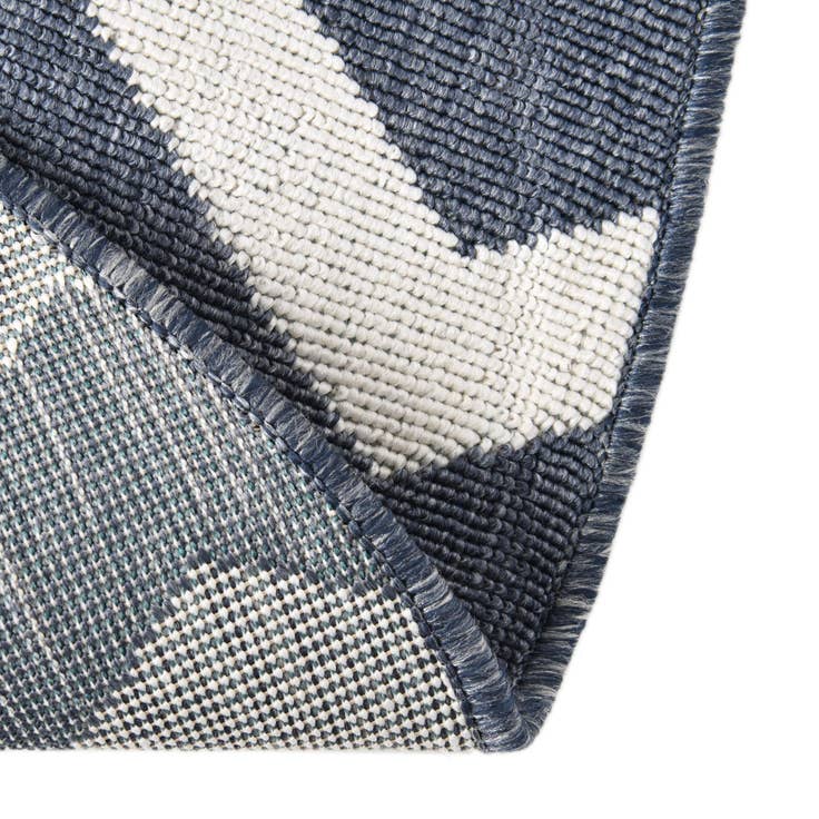Detail image of 7' x 7' Easy-Clean Coastal Indoor / Outdoor Round Rug