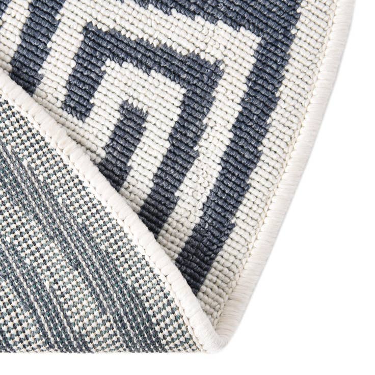Detail image of 4' x 4' Easy-Clean Coastal Indoor / Outdoor Round Rug