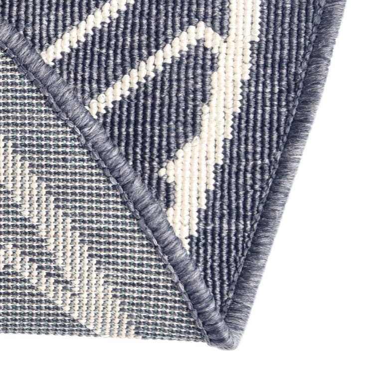 Detail image of 4' x 4' Easy-Clean Lattice Indoor / Outdoor Round Rug