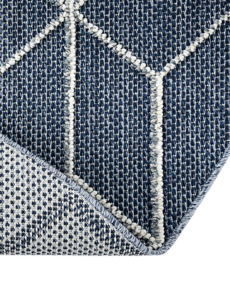 Detail image of 3' 1 x 3' 1 Easy-Clean Lattice Indoor / Outdoor Round Rug