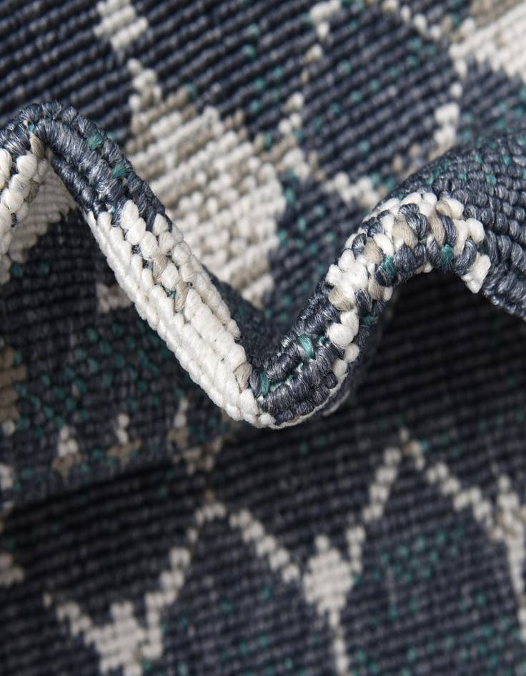 Detail image of 7' x 7' Easy-Clean Trellis Indoor / Outdoor Round Rug