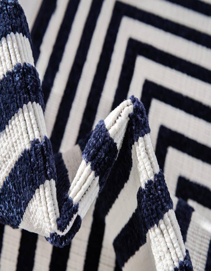 Detail image of 8' x 8'  Washable Sabrina Soto Prescott Indoor / Outdoor Round Rug