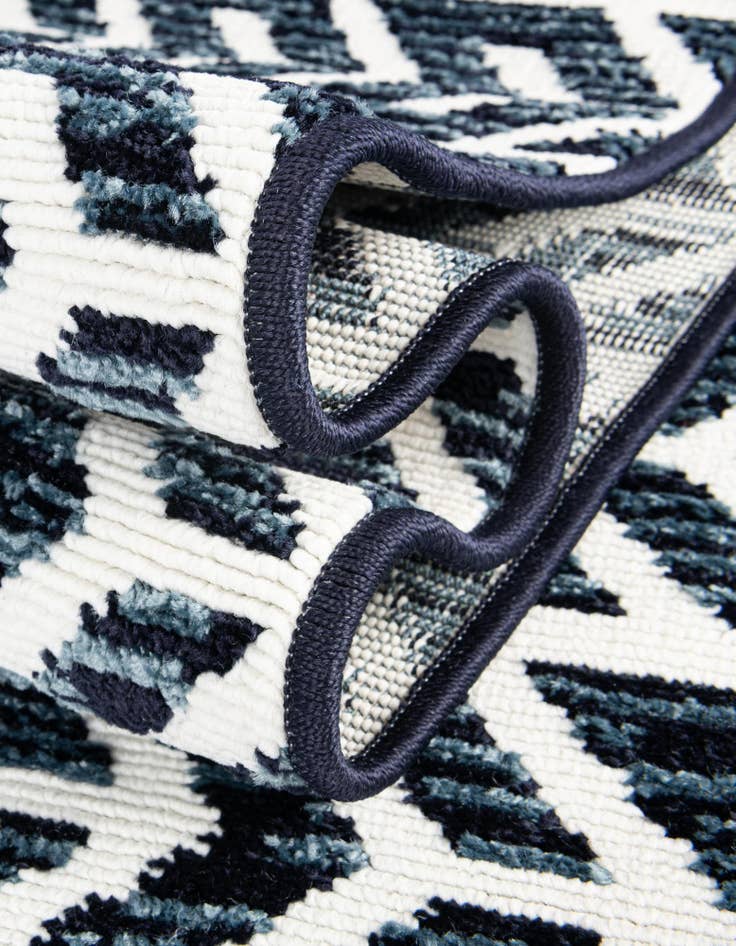 Detail image of 5' 3 x 5' 3 Easy-Clean Sabrina Soto Aston Indoor / Outdoor Round Rug