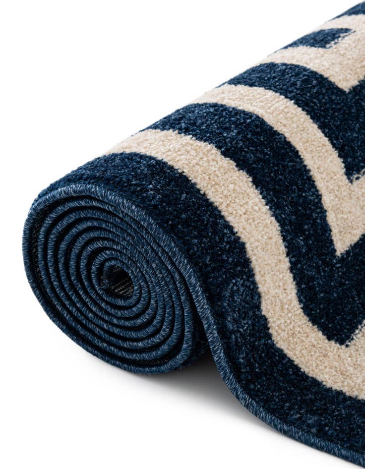 Detail image of 2' 7 x 10' Greek Key Runner Rug