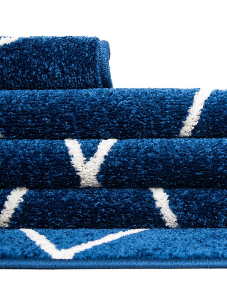 Detail image of 2' x 6' Lattice Frieze Runner Rug