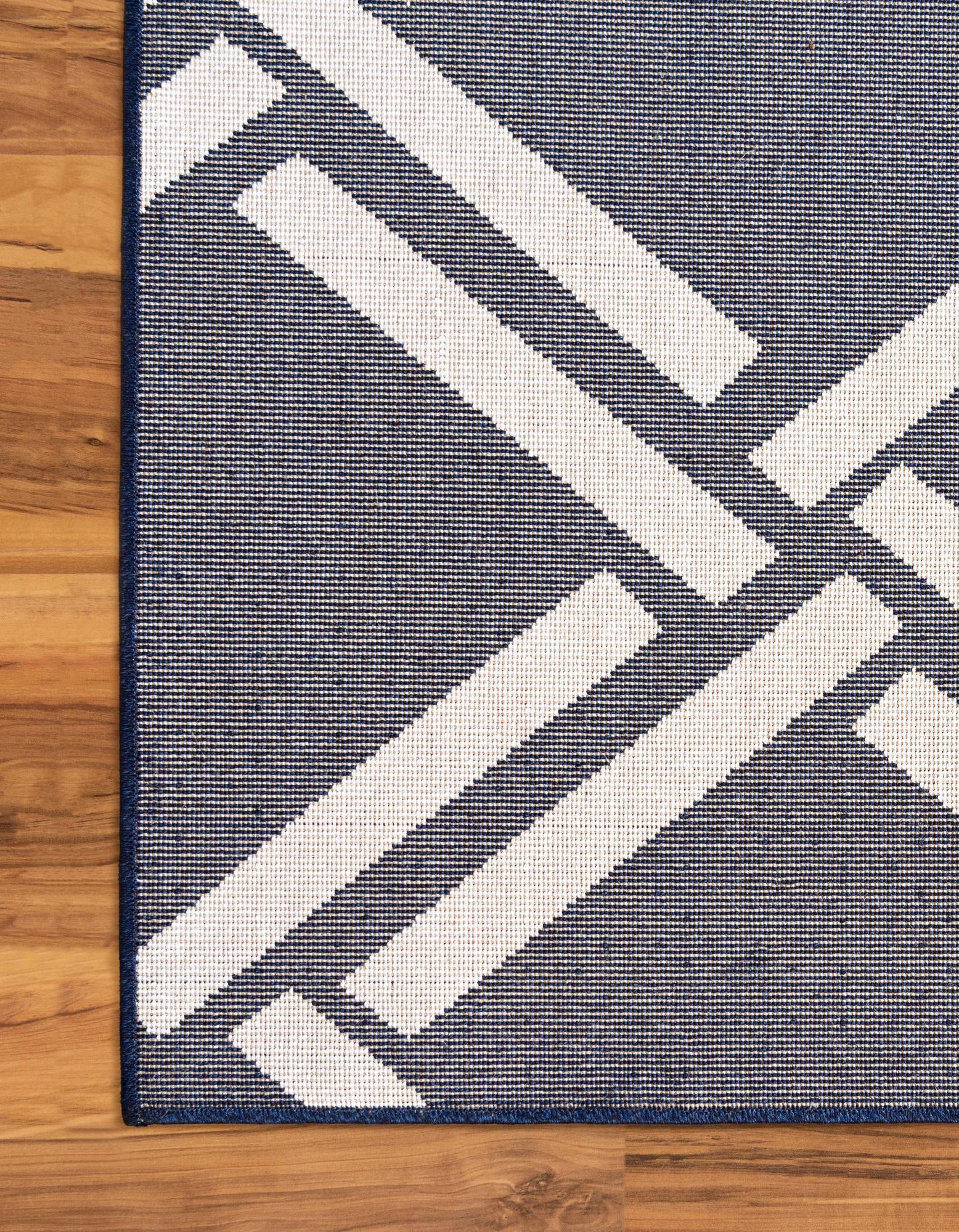 2' 7 x 10' Lattice Runner Rug