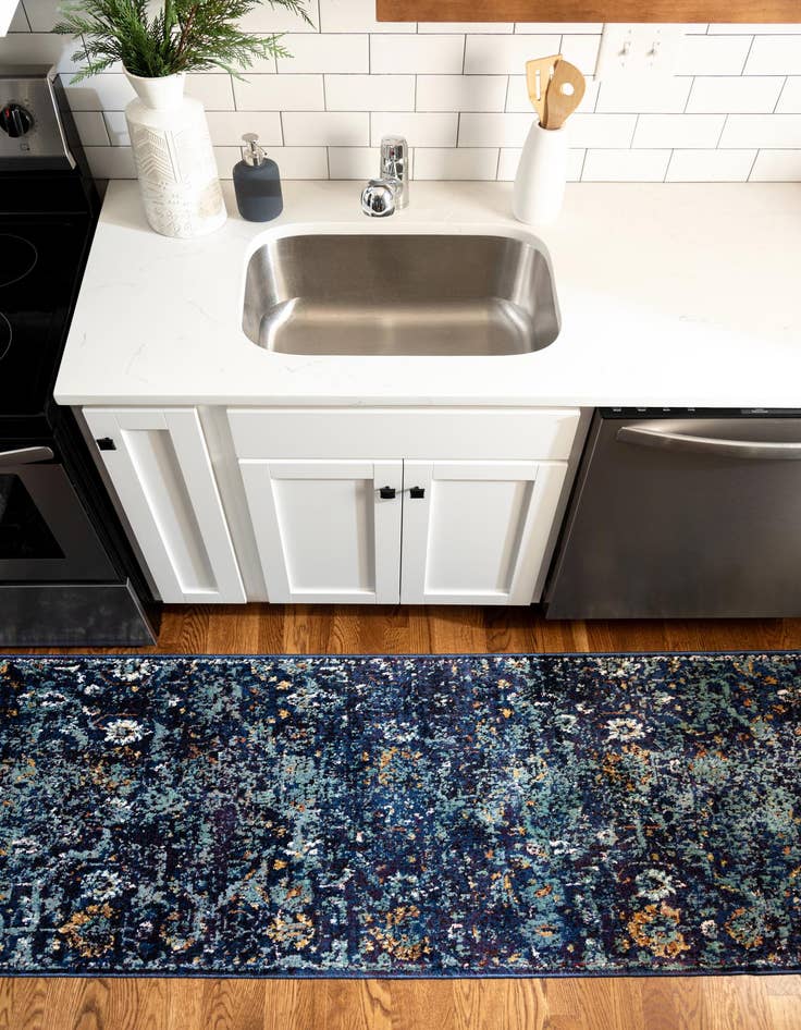 Detail image of 2' 2 x 6' 9 Lexington Runner Rug