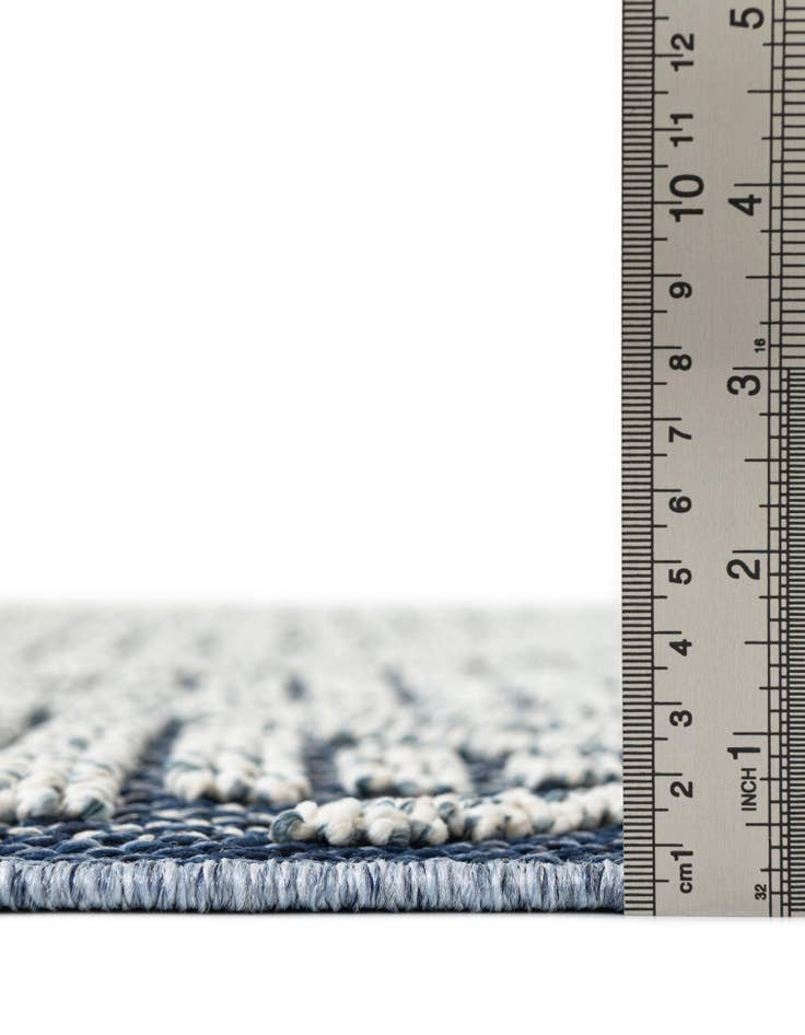 Detail image of 2' 7 x 12' Easy-Clean Lattice Indoor / Outdoor Runner Rug