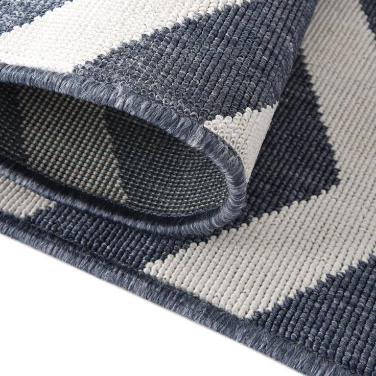 Detail image of 7' 10 x 7' 10 Easy-Clean Coastal Indoor / Outdoor Square Rug