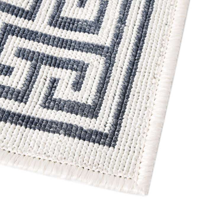 7' 10 x 7' 10 Easy-Clean Coastal Indoor / Outdoor Square Rug