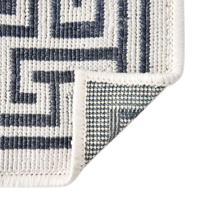 7' 10 x 7' 10 Easy-Clean Coastal Indoor / Outdoor Square Rug