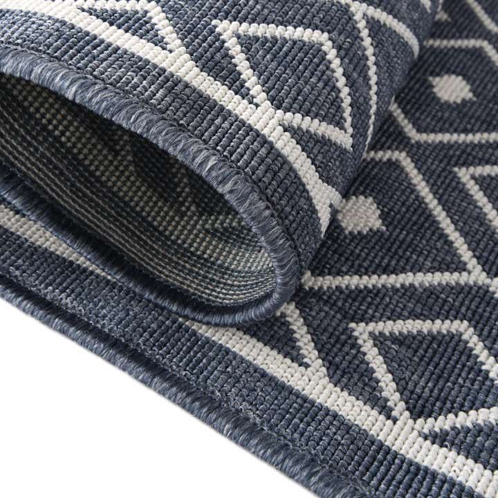 7' 10 x 7' 10 Easy-Clean Lattice Indoor / Outdoor Square Rug