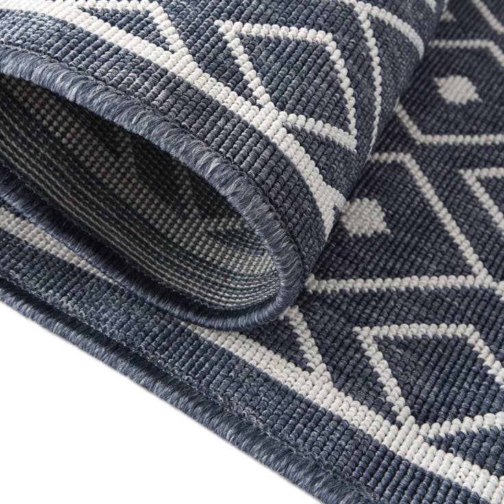 Detail image of 7' 10 x 7' 10 Easy-Clean Lattice Indoor / Outdoor Square Rug