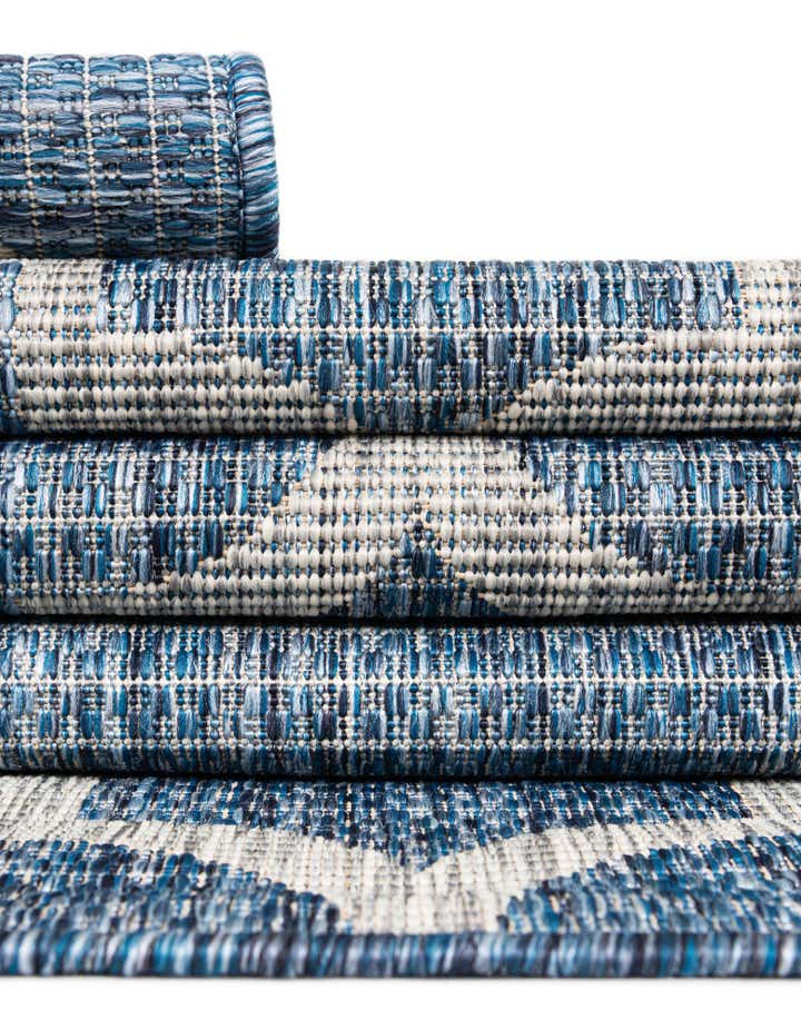 7' 10 x 7' 10 Easy-Clean Lattice Indoor / Outdoor Square Rug