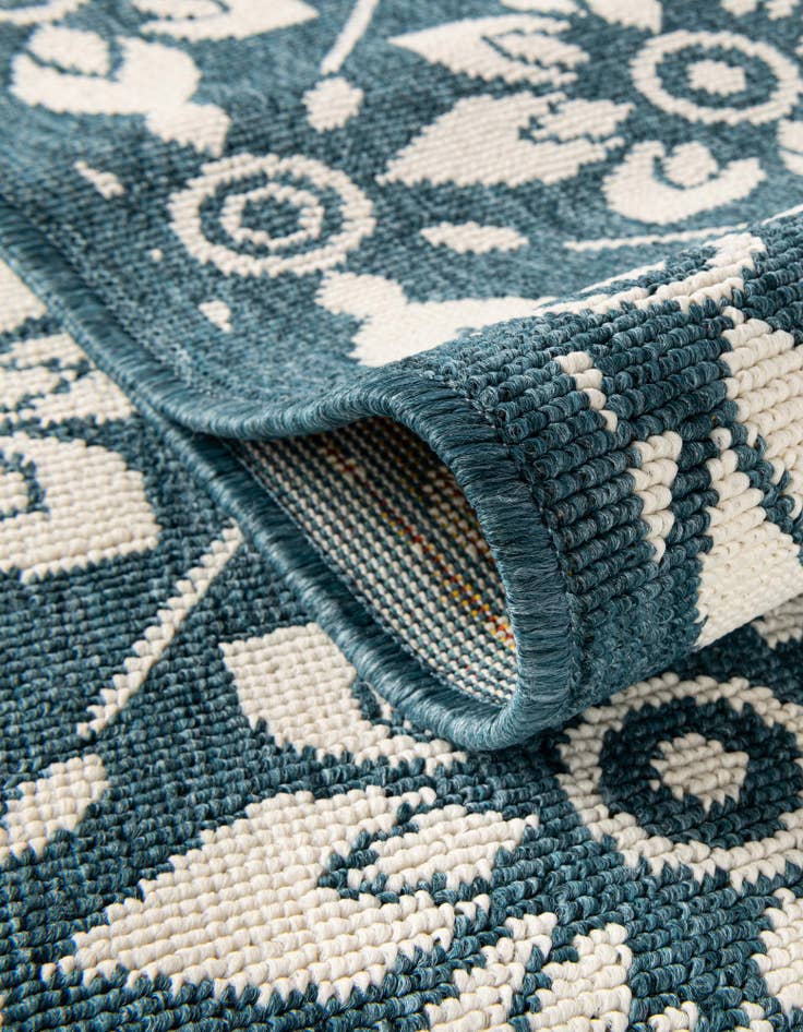 Detail image of 7' 10 x 7' 10 Easy-Clean Lattice Indoor / Outdoor Square Rug