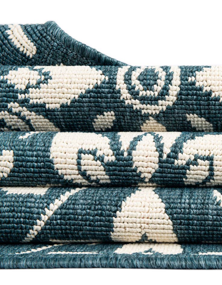 Detail image of 7' 10 x 7' 10 Easy-Clean Lattice Indoor / Outdoor Square Rug