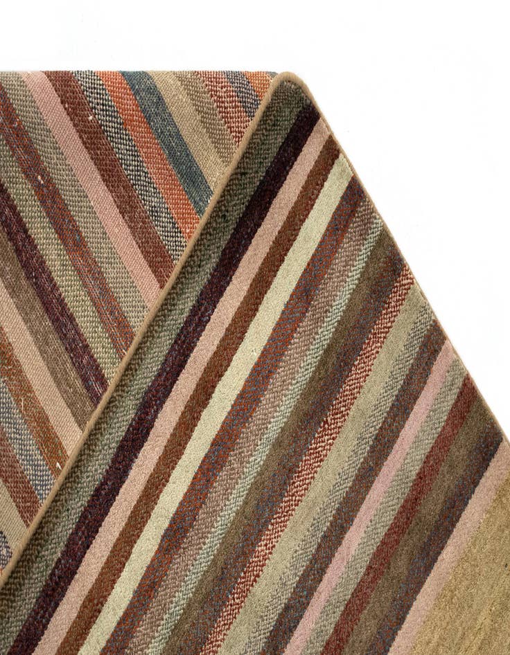 Detail image of 4' 1 x 5' 9 Aatish Wool Rug