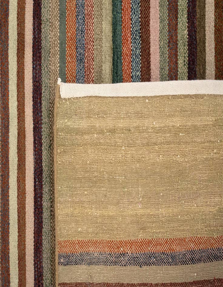 Detail image of 4' 1 x 5' 9 Aatish Wool Rug