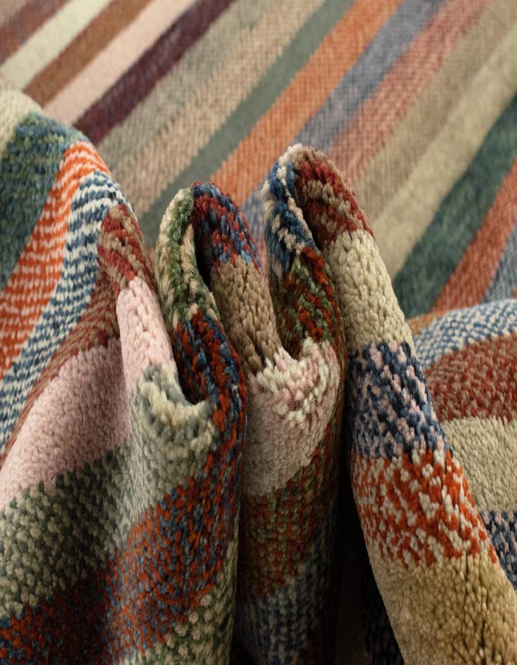 Detail image of 4' 1 x 5' 9 Aatish Wool Rug