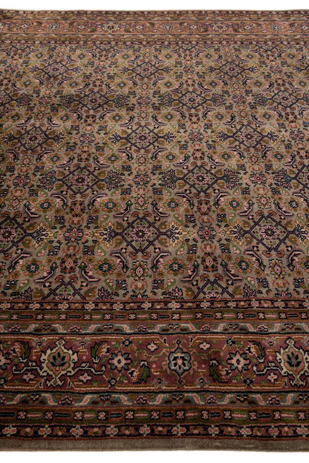 Detail image of 6' 7 x 9' 10 Hand Knotted Farahan Wool Rug