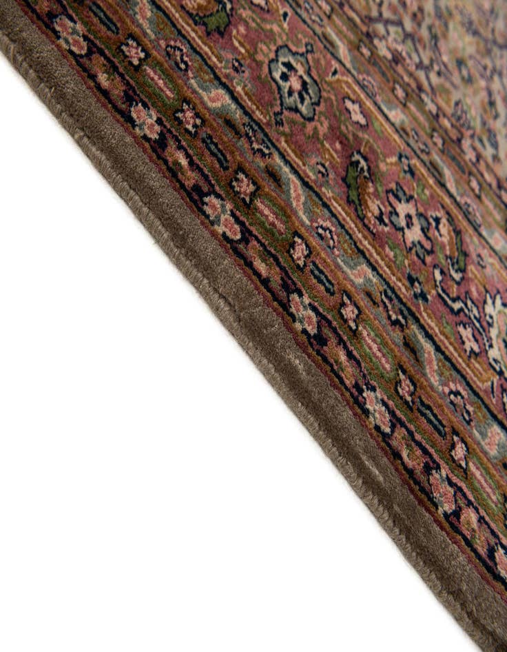 Detail image of 6' 7 x 9' 10  Hand Knotted Farahan Wool Rug