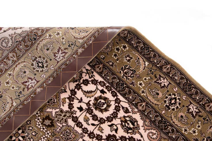 Detail image of 3' 6 x 5' 9 Isfahan Rug