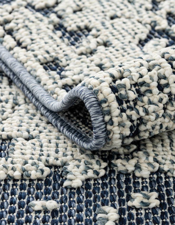 Detail image of 7' 10 x 7' 10 Easy-Clean Traditional Indoor / Outdoor Square Rug