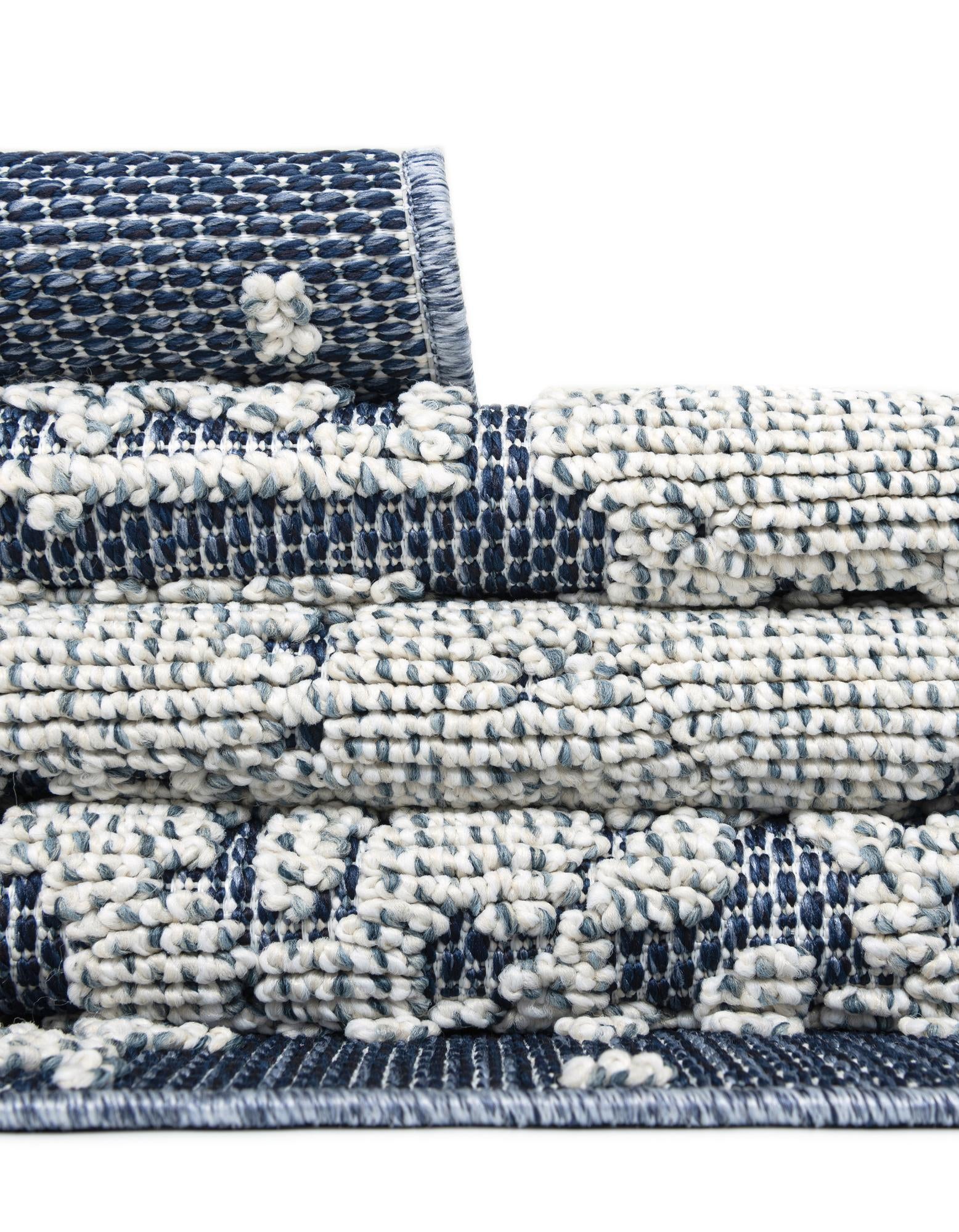 7' 10 x 7' 10 Easy-Clean Traditional Indoor / Outdoor Square Rug
